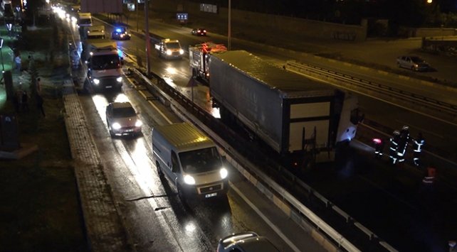 Bariyerlere çarpan tırın deposundan litrelerce mazot aktı