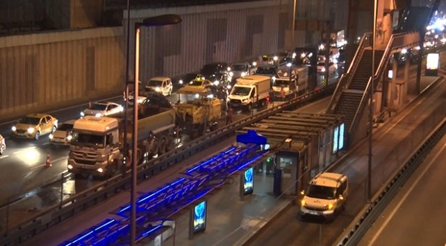 Edirnekapı metrobüs durağında yenileme çalışması