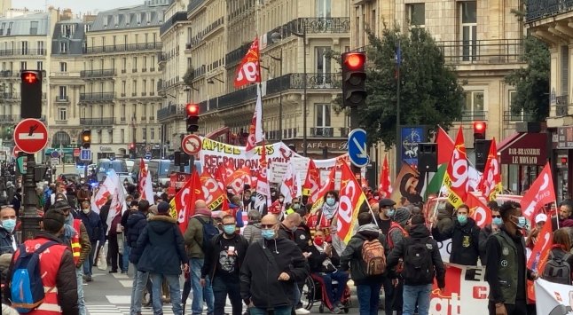 Fransa’da işçi sendikaları ve göçmenler Macron hükümetini protesto etti