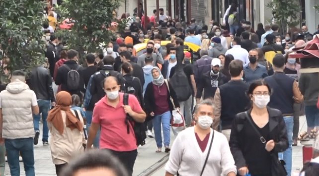 İstiklal Caddesi’nde dikkat çeken kalabalık