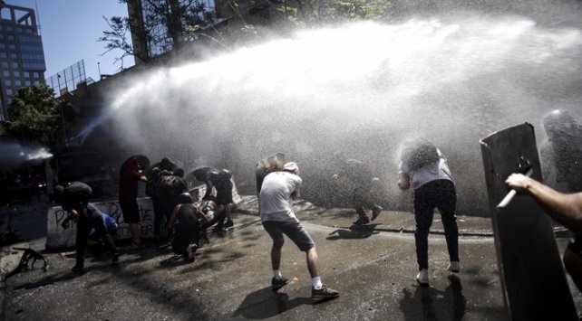 Şili’de  protestocular yeniden sokakta