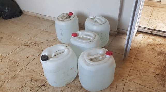 İmalathaneye dönüştürülen evde 1400 litre sahte içki ele geçirildi