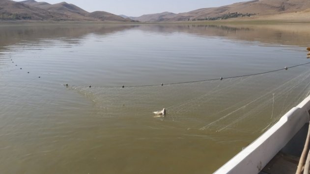 Afyonkarahisar’da kaçak avlanmada kullanılan 3 bin metre balık ağı imha edildi