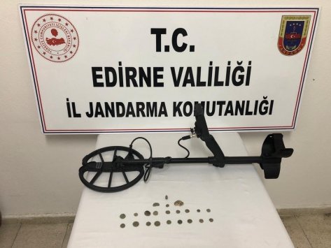 Edirne’de kaçak kazı yaparken suçüstü yakalanan kişinin aracında tarihi paralar ele geçirildi