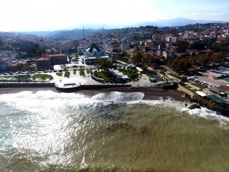 Düzce’de sağanak sonucu oluşan çamurlu su denizin rengini değiştirdi