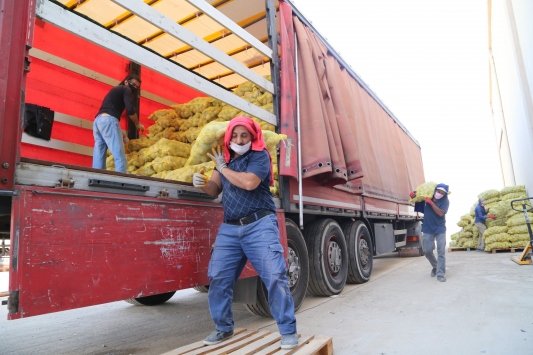 Şanlıurfa’dan İdlib’e insani yardım malzemesi gönderildi