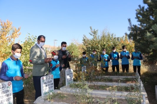 Van depreminde yaşamını yitirenler anıldı