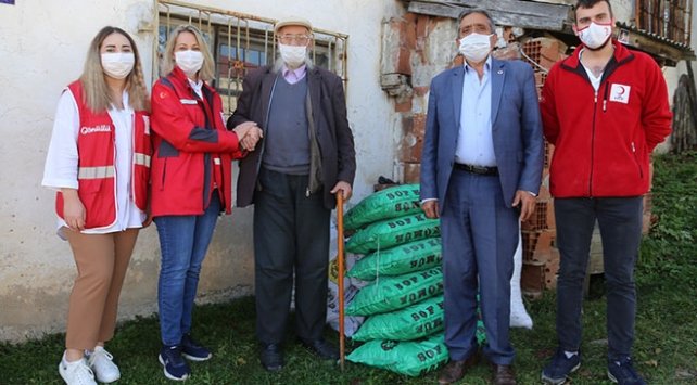 Kışlık odunları çalınan Alişan dedeye Kızılay’dan yardım