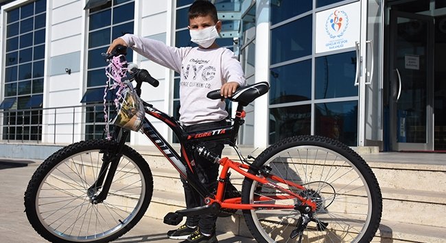 Bisikleti ezilen Utku’ya Bakan Kasapoğlu’dan bisiklet hediyesi