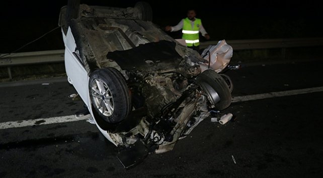 Bariyerlere çarparak takla atan araç metrelerce sürüklendi: 2 ölü, 9 yaralı