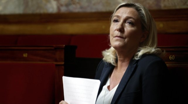 Fransa’da aşırı sağcı Le Pen’den ‘başörtüsü yasaklansın’ çağrısı