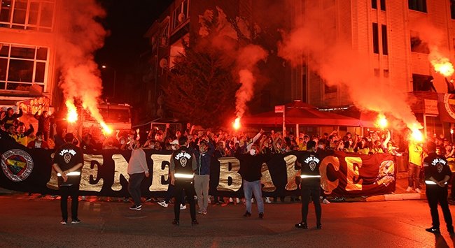 Fenerbahçe galibiyeti taraftarlarıyla kutladı