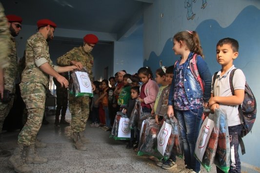 Barış Pınarı Bölgesi’nde Askeri Polis Teşkilatı, öğrencilerin yüzünü güldürdü