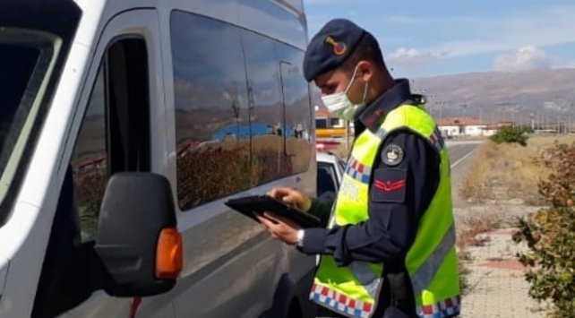 Erzincan’da tedbirlere uymayan 23 kişiye para cezası