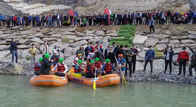 Bakan Kasapoğlu Hakkari’de rafting yaptı