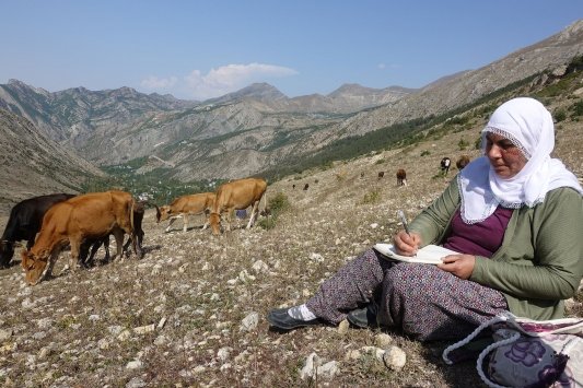 Çiftçilik yapan ilkokul mezunu kadın boş vakitlerinde 2. kitabını yazıyor