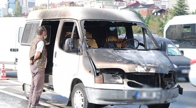 İstanbul’da seyir halindeki araç yandı