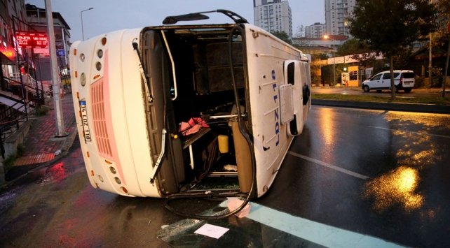 Gaziosmanpaşa’da servis aracı devrildi: 8 yaralı