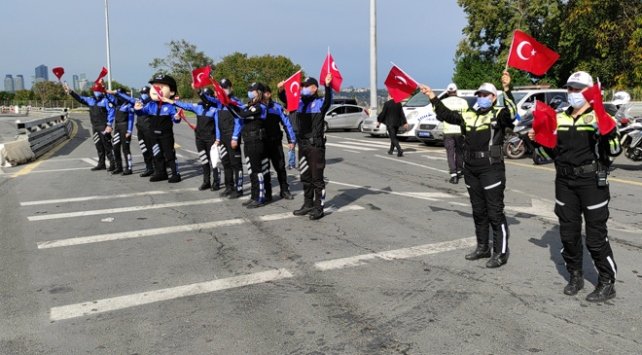 Polis ekipleri sürücülere Türk bayrağı hediye etti