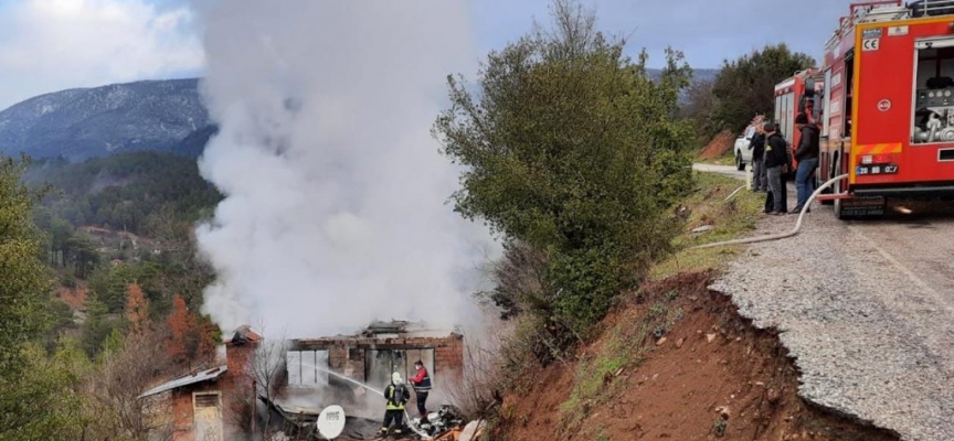 Kaçak kullandığı elektriğin kesilmesine sinirlendi, evini yaktı