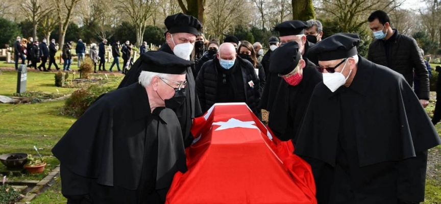 Almanya’da vefat eden Kore Gazisi Türk bayrağıyla son yolculuğuna uğurlandı