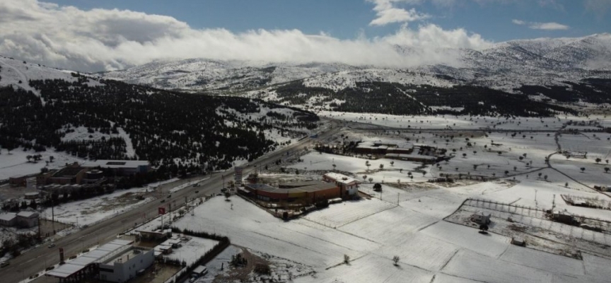 Denizli ve Manisa’nın yüksek kesimlerinde kar yağışı etkili oluyor