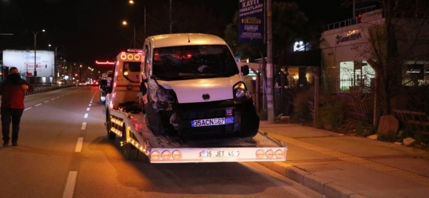 Hafif ticari araç 2 otomobile çarptı: 1’i polis 3 yaralı