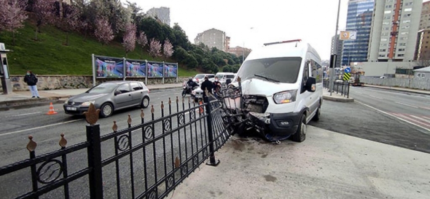 İstanbul’da polis minibüsü kaza yaptı