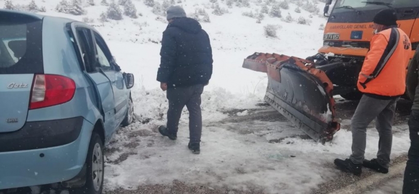 Direksiyon hakimiyetini kaybetti, kar küreme aracına çarptı