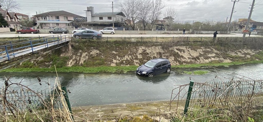 Dere yatağına devrilen otomobilin sürücüsü yaralandı