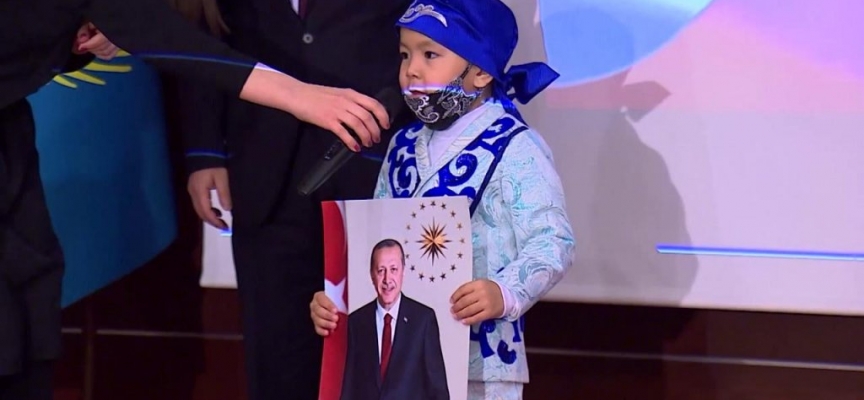 Cumhurbaşkanı Erdoğan’dan kendisi için şiir okuyan Kazakistanlı çocuğa hediye