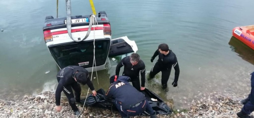 Kum ocağı göletine düşen otomobildeki 2 kişi hayatını kaybetti