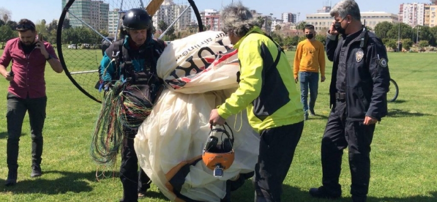 Adana’da izinsiz havalanan 2 paramotor indirildi