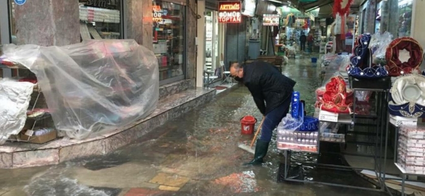 Sağanak nedeniyle Tarihi Kemeraltı Çarşısı’nı su bastı