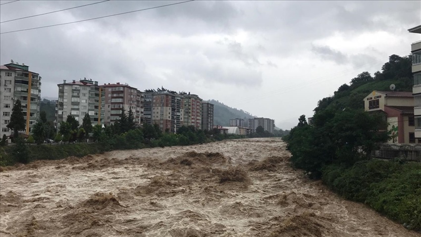 Rize genelinde devam eden sağanak hayatı olumsuz etkiledi