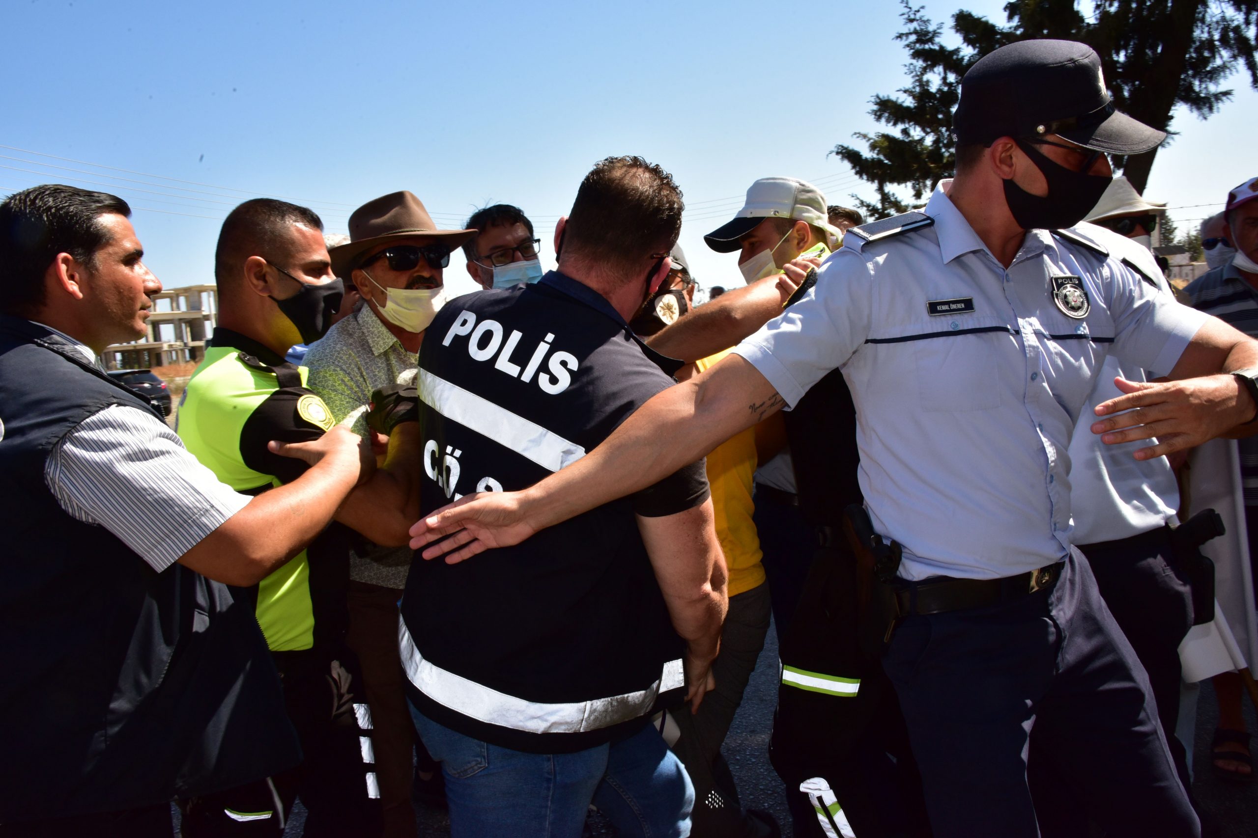 Lefke’de çözümsüz sorunlar halkı sokağa döktü, halk-polis karşı karşıya geldi