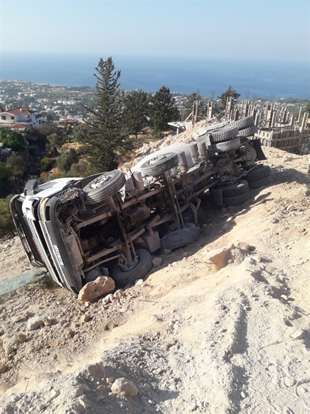 Lapta Başpınar’da, beton mikseri devrildi