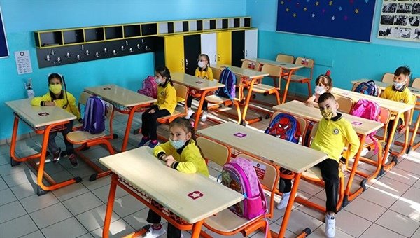 “Öğrenci velilerinden (aşılı) en az birinden 14 günde bir test istenmelidir”