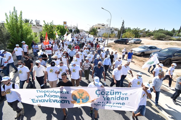 Derinya’da “Çözüm ve Yeniden Birleşme İçin Yürüyoruz” yürüyüşü yapıldı