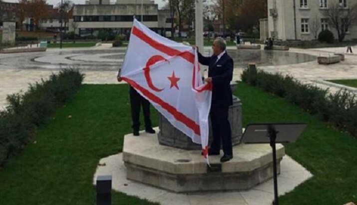 İngiltere’deki Kıbrıslı Türkler, KKTC Bayrağını indirten belediye başkanının istifasını istiyor