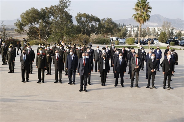 KKTC 38 yaşında… Dr. Fazıl Küçük’ün Anıt Mezarı’nda tören düzenlendi – BRTK