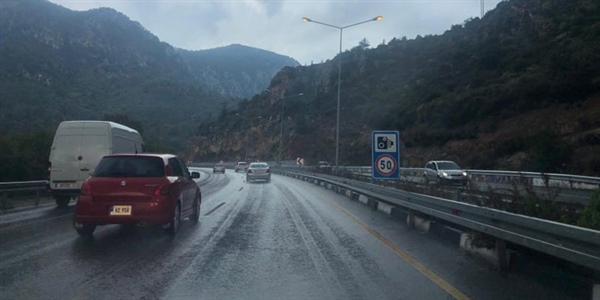 Makina Mühendisleri Odası, yağmurlu havalarda ve ıslak yollarda güvenli araç  kullanımına yönelik  uyarılarda bulundu