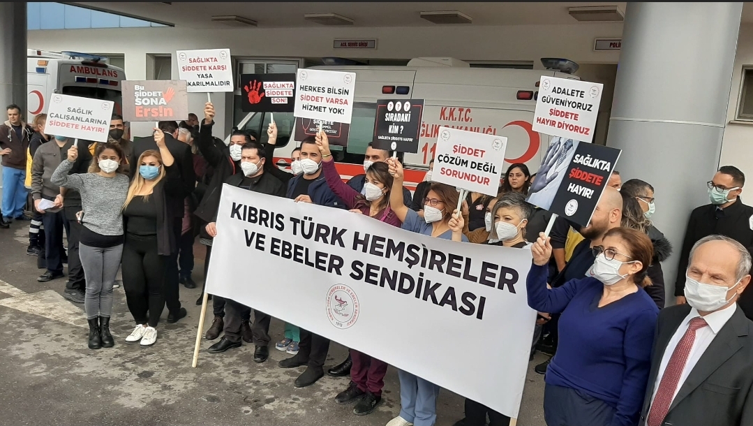 Hemşireler ve Ebeler Sendikası, Girne Doktor Akçiçek Hastanesi’nde uyarı grevi yaptı