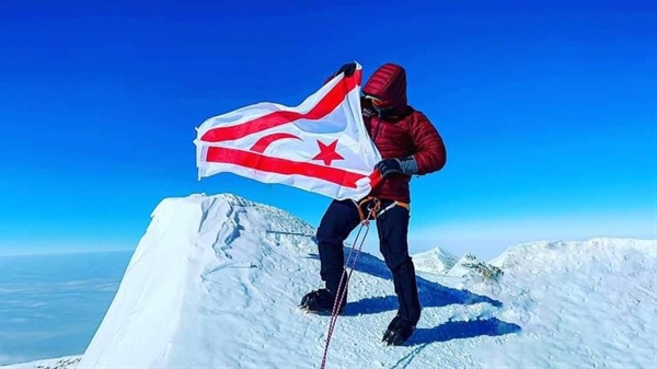 Cumhurbaşkanı Tatar, Antarktika’ya tırmanan Kıbrıslı Türk sporcu Uzun’u tebrik etti