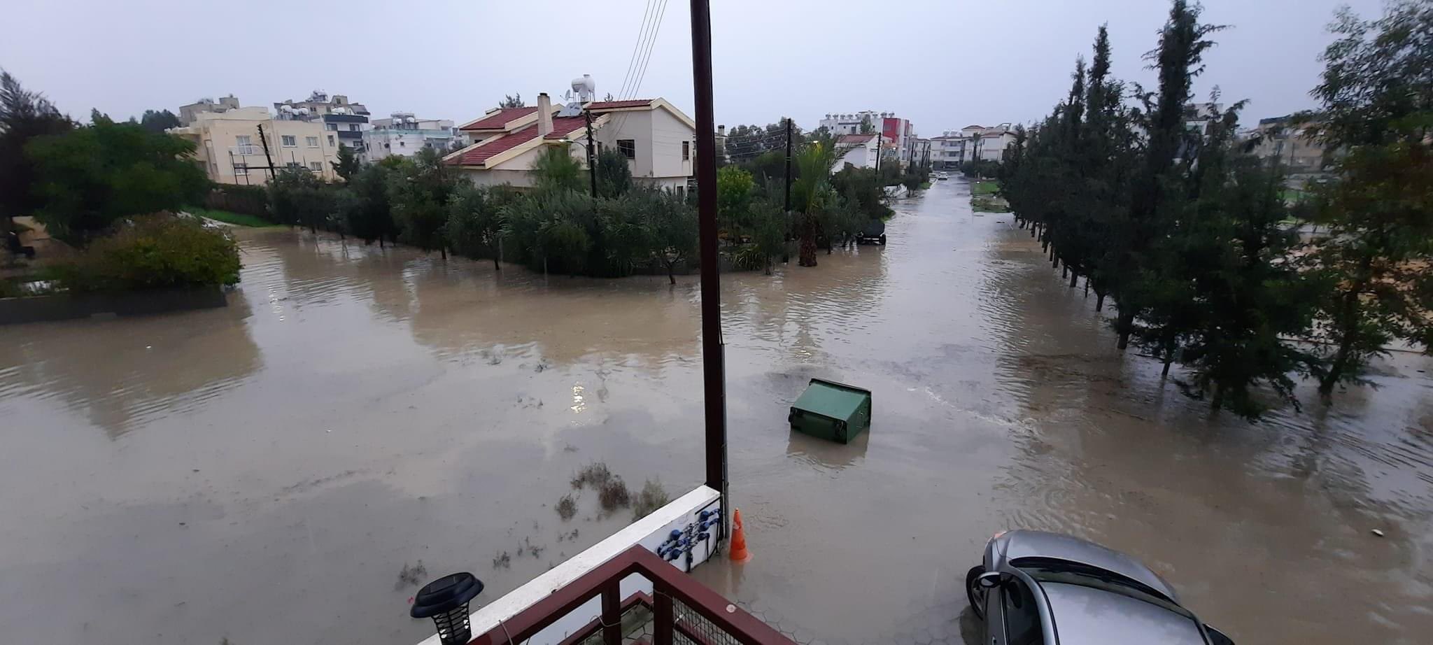 Gönyeli’de evleri su bastı. Bazı yollar trafiğe kapatıldı