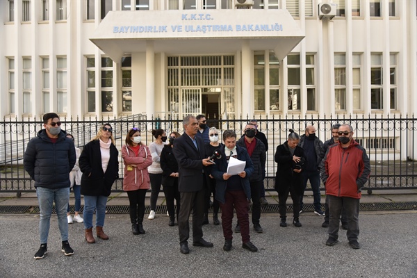 Bazı şoför okulları, ehliyet sınavı randevularında onlıne sisteme geçilmesi talebiyle eylem yaptı