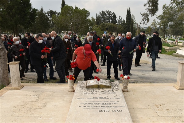 Demokrasi Şehitleri  kabirleri başında düzenlenen törenle anıldı