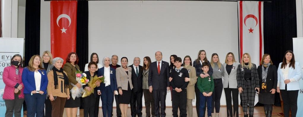 Cumhurbaşkanı Tatar, Kıbrıs’ın ilk First Lady’si Süheyla Küçük’ün belgesel gösterimini izledi. 