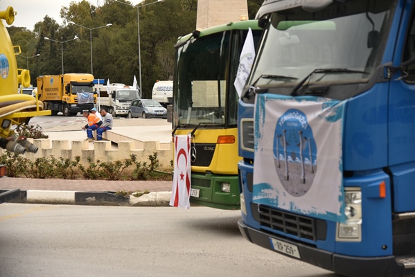 Belediye araçları dün akşam Meclis önünden çekildi