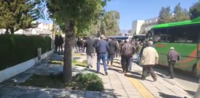 Kar-İş ve KTTTB Meclis önünde eylem yapıyor
